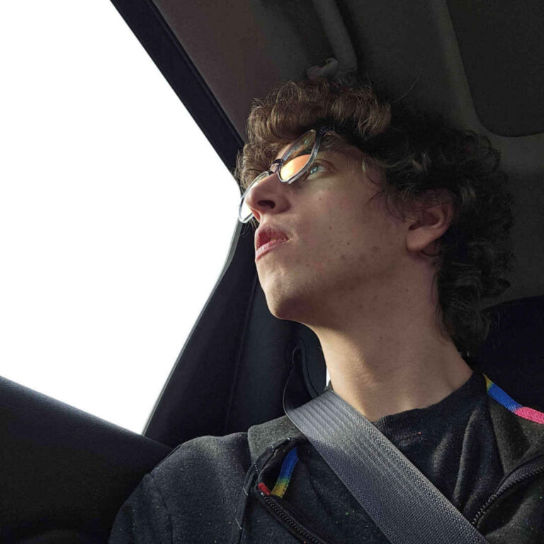 Un homme avec des lunettes de soleil regardant par la fenêtre de la voiture